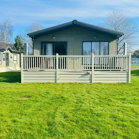 Fox Lodge With Hot Tub York Exterior photo