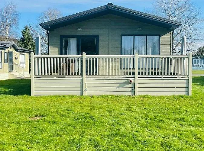 Fox Lodge With Hot Tub
